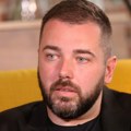Аца Кос напустио Србију Цимер Чеде Јовановића спаковао кофере и отишао преко океана: запалио мреже новом фотком