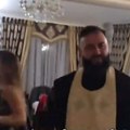 Mladenci pozvali sveštenika na svadbu, a zbog ovog njegovog poteza gore mreže: Snimak podigao Srbiju na noge