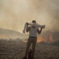 Vatrogasci u Grčkoj se bore s vatrom na nekoliko lokacija