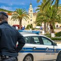 Da ti se smuči život! Turistkinja nasred ulice u Splitu uradila gnusnu stvar: Naslonila se uz zid, spustila suknju, a onda…