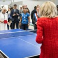 Engleska kraljica i Brižit Makron zaigrale stoni tenis: Ukrstile rekete, pa odmerile snage, Kamilu jedna stvar pošteno…