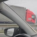 Novi stravični snimak kamikaze sa: Auto-puta Kamion u kontra-smeru juri levom trakom, vozač kog je susreo ostao skamenjen…