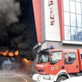 Veliki požar izbio na pijaci u Sarajevu, vatrenu stihiju gase tri vatrogasna vozila VIDEO