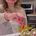 Ćerka joj priredila nezaboravan rođendan Ono što se krilo unutar torte, ostavilo je slavljenicu bez teksta! (video)