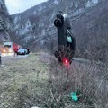Bračni par sa troje dece sleteo u kanjon Vrbasa: Drama kod Jajca, izvučen automobil iz provalije