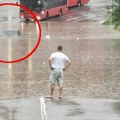 Voda guta automobil na zvezdari, ljudi gledaju u neverici: Neverovatni prizori nezapamćenog nevremena u Beogradu (video)