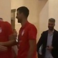 Komična scena iz Starog dvora: Bogdanović glavom udario popa, Novak Đoković bio pored njega! (video)