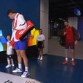 Mala kineskinja šarmirala Đokovića: Devojčica napravila šou, Novak nije mogao da prestane da se smeje dok je gleda (video)