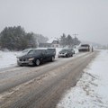 Šta sve morate, a šta je korisno da imate u autu za zimsko putovanje i kako preživeti ako ste zavejani: U jednoj situaciji…