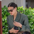 Irina Šajk diktira trendove: Manekenka u smeloj kombinaciji prošetala Kanom (foto)