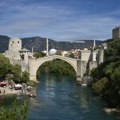 Strani turista skočio sa Starog mosta u Neretvu, zamalo stradao, a onda dobio i batine od Mostaraca VIDEO