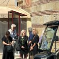 Ćerke Den tane neutešne: Gabrijela i Katerina u crnini primaju saučešće u kapeli