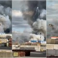 (Video) Odjekuju detonacije u luci Hamburg Gusti dim vidi se kilometrima uokolo, ima povređenih