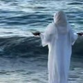 Misteriozna žena u belom stoji nepomično na plaži sa ispruženim rukama: Neobičan snimak iz Grčke zapalio mreže