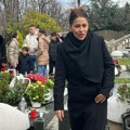 Mina Kostić stigla na pomen džeju: Pevačica popila rakiju za njegovu dušu, ljubi spomenik i grli ćerke (Foto)