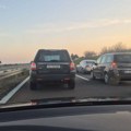Kilometarske kolone na auto-putu Beograd-Niš, vozila gotovo da ne mrdaju: "Čeka se sat vremena!"