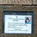 Sahrana senke Veletanlić: Sestra Bisera i sin Vasil neutešni, poznati se opraštaju od umetnice
