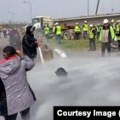 Protesti na Moravskom koridoru u Srbiji: Mlazom vode na građane