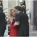 (Video) O ovom potezu bruji svet: Makron izljubio Meloni, reakcija italijanske premijerke zapalila mreže