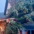 Sektor za vanredne situacije apelovao na građane zbog nevremena: Ne boravite napolju, ne parkirajte vozila ispod drveća