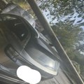 Bandera pala na automobil u pokretu na Carini, saobraćaj u prekidu