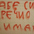 „Džabe si krečio“: Ponovo ispisan grafit na ulazu u Gruhonjićevu zgradu