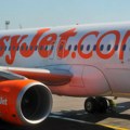 Panika u avionu: Eksplodirao vejp u ručnom prtljagu, evakuisani putnici iz aviona Izi-Džeta na putu za London