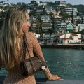 Bivša odbojkašica plivala sa ajkulama, pa se fotkala gola na plaži