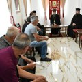 Vladika niški Arsenije uručio novčanu pomoć žiteljima Topličkog okruga koji su u požaru ostali bez domova