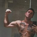 (Foto): Bivši muž Marije Mikić se slikao u kupatilu, a jedan detalj ga odao: Ne živi sam u Dubaiju