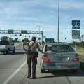 VIDEO: Policajci u SAD-u prstima dodiruju zadnji i bočni deo zaustavljenog vozila - evo zašto