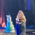 Bekuta hitno prekinula koncert Devojka se pojavila na bini, a onda je sve stalo (video)