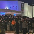 Počeo protest „Dalje ruke od Miletića“ u Novom Sadu, prisutne jake policijske snage oko Srpskog narodnog pozorišta (FOTO/VIDEO)…