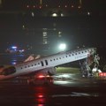 (Video) Prepolovljen avion sa 100 putnika unutra! Jeziva nesreća na aerodromu, letelica se sudarila sa vozilom pri sletanju -…