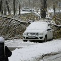 Neverovatni snimci iz Moskve, sneg ne prestaje da pada: Upaljeni meteoalarmi, oboreno više od 200 stabala