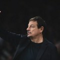 "Deset policajaca stoji ispred svlačionice i pokušava da uhapsi našeg predsednika"