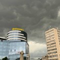Oluja oborila semafor u Novom Sadu: Nevreme tek stiže, evo kada će biti najkritičnije