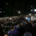 (Video) Mladića pretukli i ugurali u kombi! Totalni haos zbog mobilizacije u Ukrajini: Besni građani opkolili službeno vozilo…