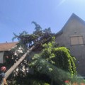 Vatrogasci tokom protekle noći u Aranđelovcu gasili požare, uklanjali oborena stabla…