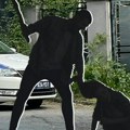 Neviđeno nasilje u Sopotu: Amerikanac nasred ulice pretukao suprugu štapom, pa pobegao od meštana!