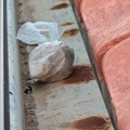(Foto) Panično ga bacali na krov komšijske kuće! Filmska akcija policije u Podgorici: Specijalci upali dilerima u stan, a onda…