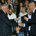 Željko Obradović prišao da se pozdravi sa Penjarojom i Vanjom Marinkovićem, a onda je izgrlio jednog čoveka