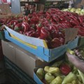 Bogat izbor povrća donosi niže cene nego prošle godine, ali i večito pitanje: kupovni ili domaći ajvar?