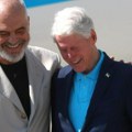 Klinton stigao u Albaniju, na aerodromu ga dočekao premijer Rama