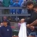 Nek se drže tenisa Pokušali da otvore šampanjac, a onda je došlo do problema (video)
