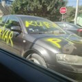 Novosađanin osetio gnev prevarene žene, sprejom na autu napisala „Kur*ar“!