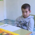 Na odmoru sa učiteljicom igra pikado: Mihajlo je jedini đak u školi u Fojnici kod Gacka (video)