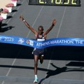 Kenijac Kiptu pobednik maratona u Atini razvio poruku "sloboda Palestini"