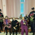 Жене у Геронтолошком центру у Нишу добиле руже од полиције