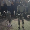 Dostavljačima u SAD odzvonilo? Kompanija Džefa Bezosa testira humanoidne robote za dostavu paketa
